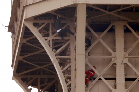 Aksi Nekat Pria Panjat Menara Eiffel