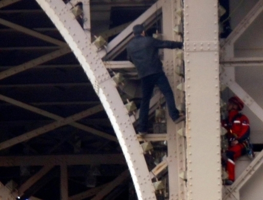 Aksi Nekat Pria Panjat Menara Eiffel