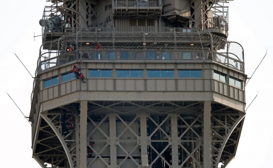 Aksi Nekat Pria Panjat Menara Eiffel