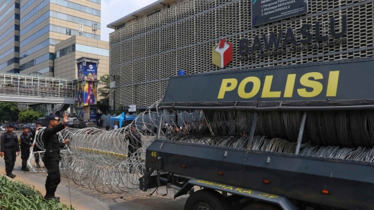 Antisipasi Aksi Demo, Gedung Bawaslu Dikelilingi Kawat Berduri