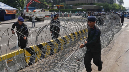 Antisipasi Aksi Demo, Gedung Bawaslu Dikelilingi Kawat Berduri