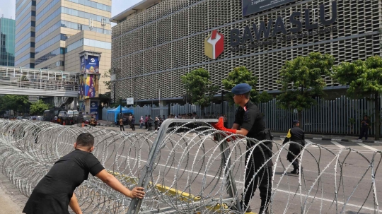 Antisipasi Aksi Demo, Gedung Bawaslu Dikelilingi Kawat Berduri