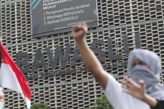 Massa Gerakan Nasional Kedaulatan Rakyat Geruduk Bawaslu