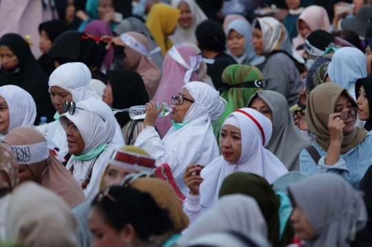 Massa Buka Puasa dan Salat Maghrib di Depan Kawat Berduri Bawaslu