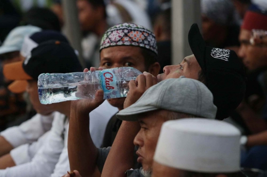 Massa Buka Puasa dan Salat Maghrib di Depan Kawat Berduri Bawaslu