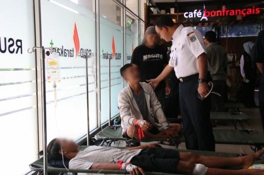 Anies Baswedan Jenguk Korban Kerusuhan di RS Tarakan