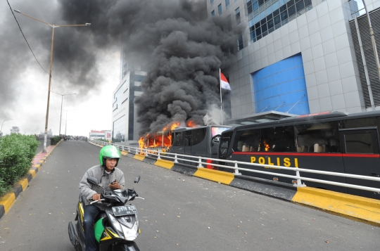 Aksi Paskhas Padamkan Api yang Lalap Bus Polisi