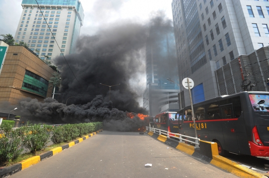 Aksi Paskhas Padamkan Api yang Lalap Bus Polisi