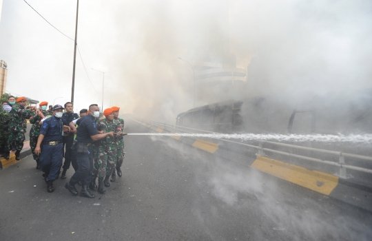 Aksi Paskhas Padamkan Api yang Lalap Bus Polisi