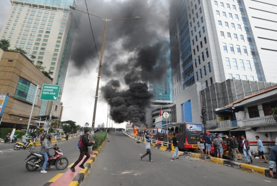 Aksi Paskhas Padamkan Api yang Lalap Bus Polisi