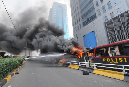 Aksi Paskhas Padamkan Api yang Lalap Bus Polisi