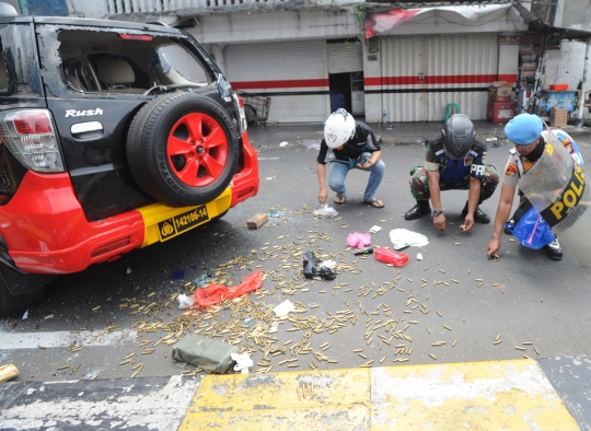 Warga dan Polisi Kumpulkan Peluru dari Kendaraan yang Dibakar Massa