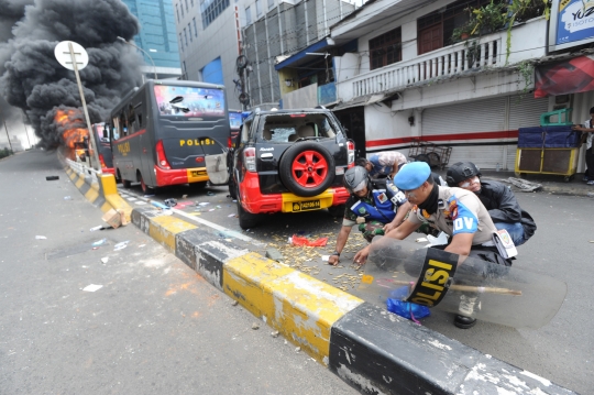 Warga dan Polisi Kumpulkan Peluru dari Kendaraan yang Dibakar Massa