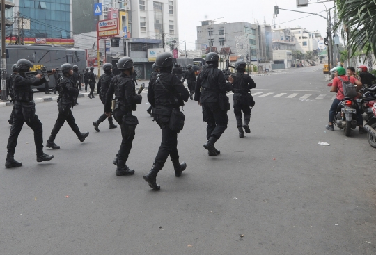 Aksi Brimob Usir Massa Pembakar Bus Polisi di Slipi