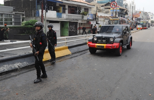 Aksi Brimob Usir Massa Pembakar Bus Polisi di Slipi