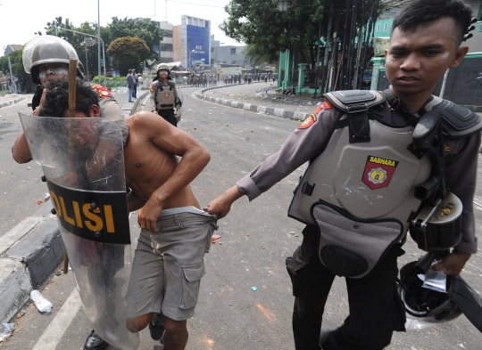 Anggota Sabhara Amankan Pengunjuk Rasa di Tanah Abang