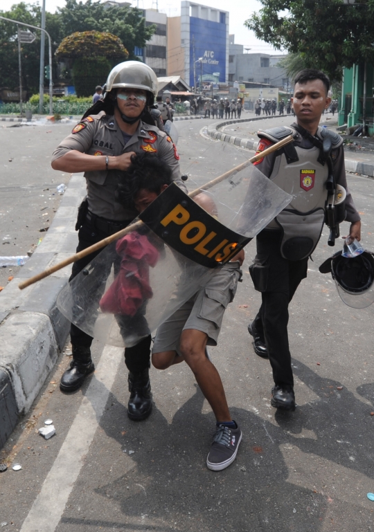 Anggota Sabhara Amankan Pengunjuk Rasa di Tanah Abang