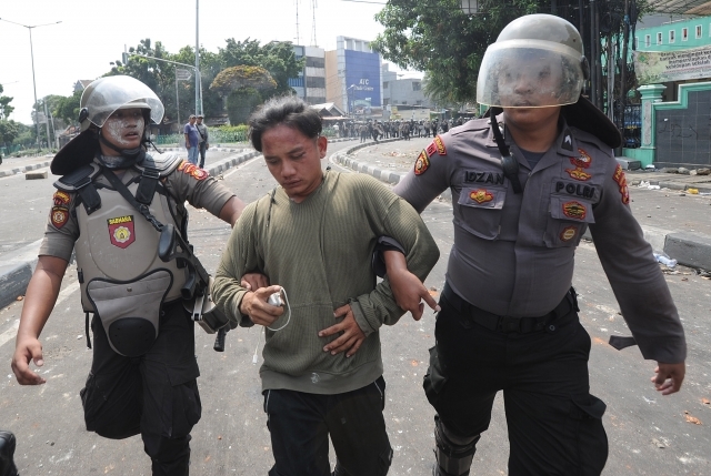 Foto : Anggota Sabhara Amankan Pengunjuk Rasa di Tanah 