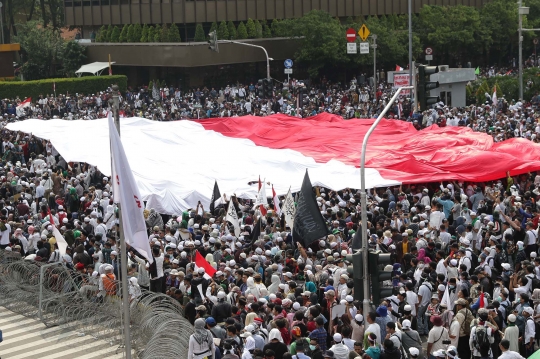 Bendera Merah Putih Raksasa Warnai Aksi 22 Mei di Bawaslu