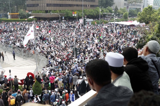 Bendera Merah Putih Raksasa Warnai Aksi 22 Mei di Bawaslu