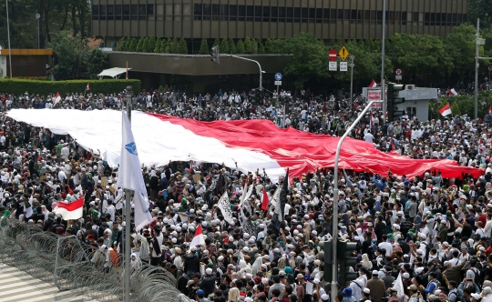 Bendera Merah Putih Raksasa Warnai Aksi 22 Mei di Bawaslu