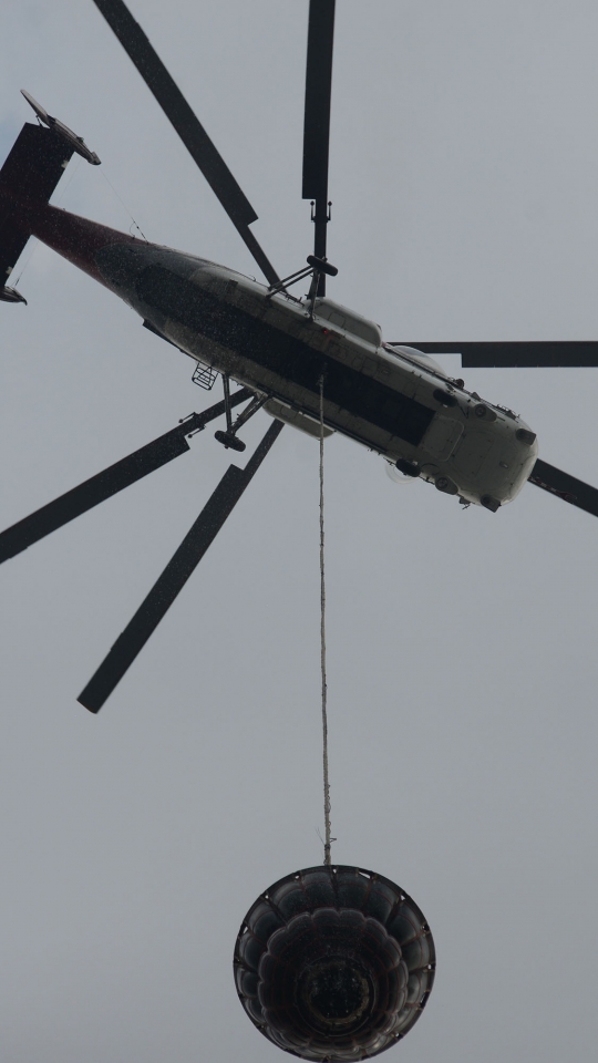 Aksi Helikopter Padamkan Api Pengunjuk Rasa di Slipi