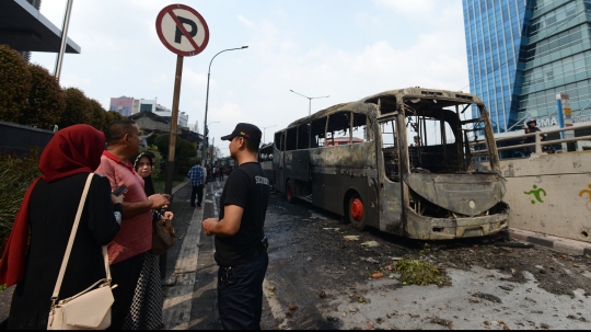 Mobil-mobil Operasional Polisi yang Dibakar Massa Anarkis