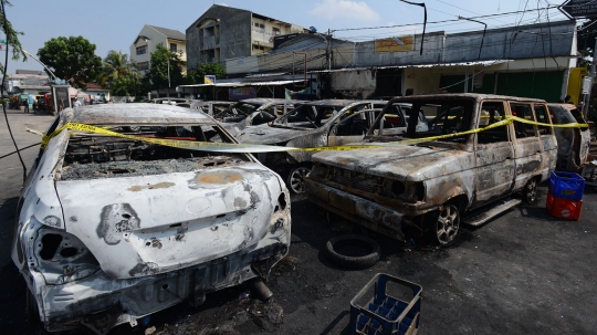 Mobil-mobil Operasional Polisi yang Dibakar Massa Anarkis