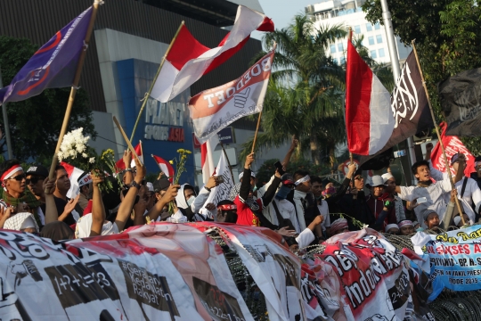 Massa Aksi 22 Mei Berkerumun Penuhi Depan Gedung Bawaslu