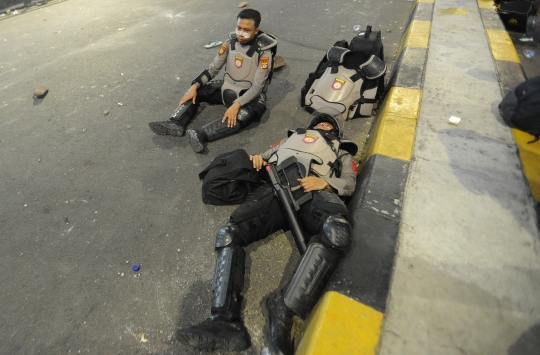 Polisi Salat Magrib Berjemaah di Tengah Tugas Pengamanan