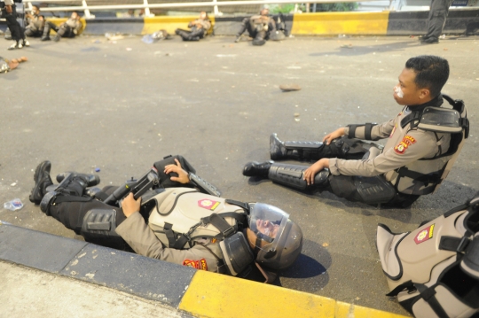 Polisi Salat Magrib Berjemaah di Tengah Tugas Pengamanan