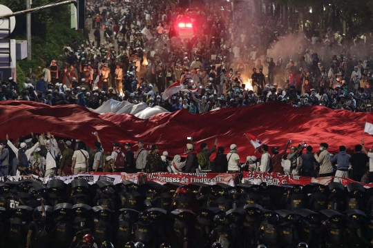 Massa Aksi di Depan Gedung Bawaslu Mulai Ricuh