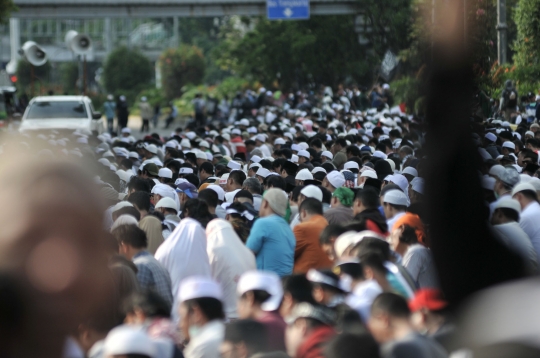 Massa Aksi 22 Mei Salat Berjemaah di Depan Gedung Bawaslu