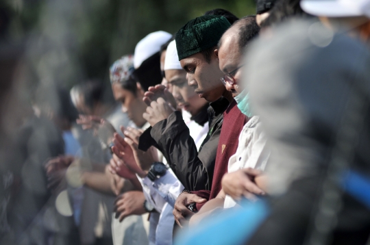 Massa Aksi 22 Mei Salat Berjemaah di Depan Gedung Bawaslu