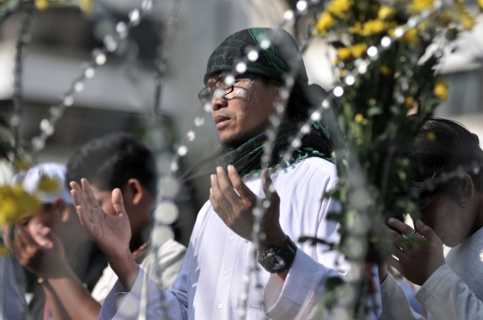 Massa Aksi 22 Mei Salat Berjemaah di Depan Gedung Bawaslu