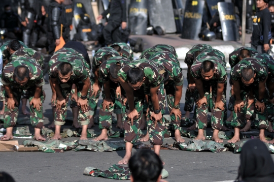 Prajurit TNI Salat Berjemaah di Tengah Aksi 22 Mei