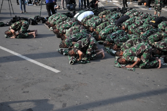 Prajurit TNI Salat Berjemaah di Tengah Aksi 22 Mei