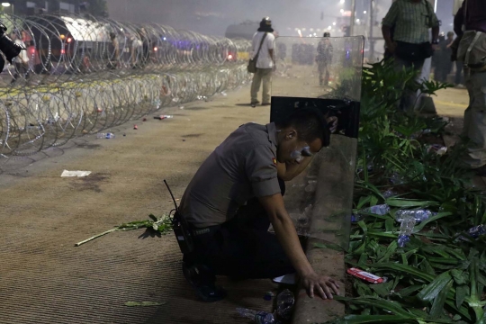 Perjuangan Aparat Keamanan Halau Aksi Massa Anarkis