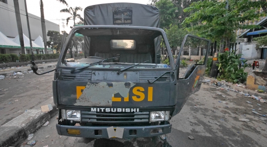 Pasukan Oranye Bersihkan Sisa Bentrokan di Bawaslu