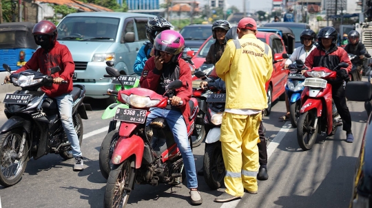 Gas Air Mata Sisa Kerusuhan Ganggu Pemotor di Petamburan