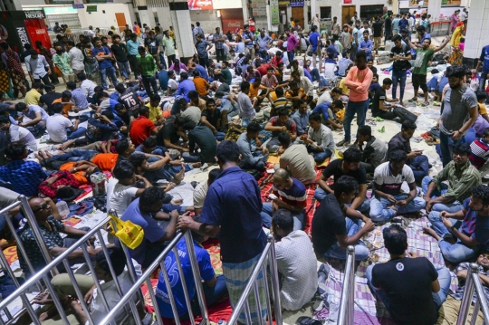 Perjuangan Warga Bangladesh Menginap di Stasiun Demi Tiket Mudik