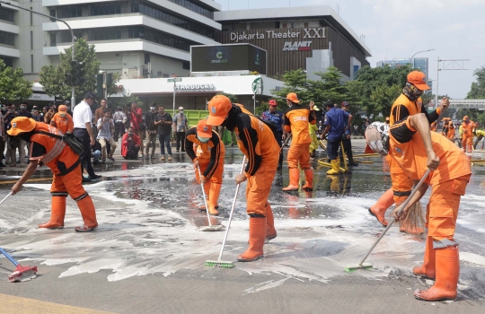 Anies Baswedan dan PPSU Bersihkan Lokasi Demo 22 Mei