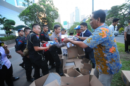 Relawan Golkar Jokowi Bagikan Takjil untuk Anggota Polri di KPU