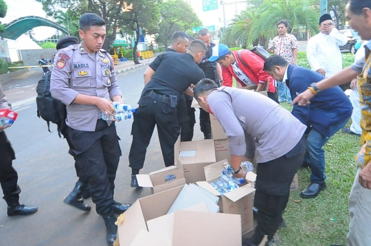 Relawan Golkar Jokowi Bagikan Takjil untuk Anggota Polri di KPU