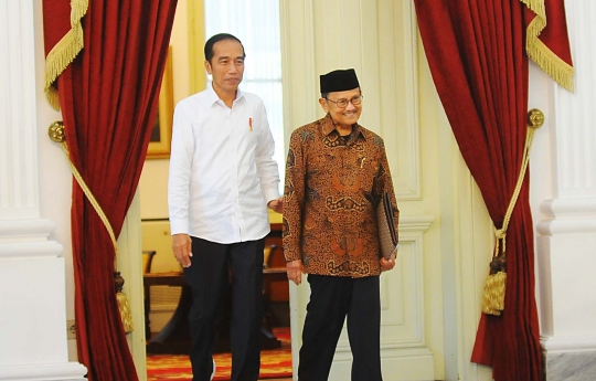 Jokowi Terima Kunjungan Habibie di Istana Merdeka