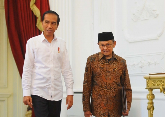 Jokowi Terima Kunjungan Habibie di Istana Merdeka