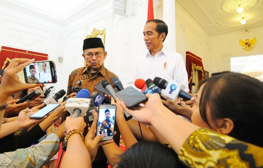 Jokowi Terima Kunjungan Habibie di Istana Merdeka