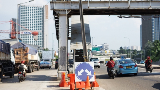 Akses Tangga JPO Ini Ada di Tengah Jalan