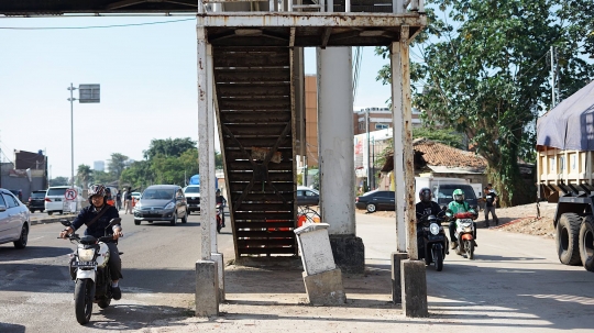 Akses Tangga JPO Ini Ada di Tengah Jalan