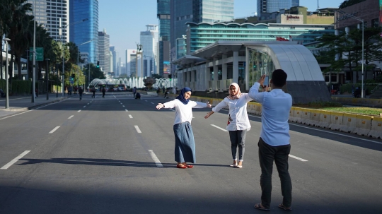 Jalan MH Thamrin Ditutup, Warga Asyik Berfoto